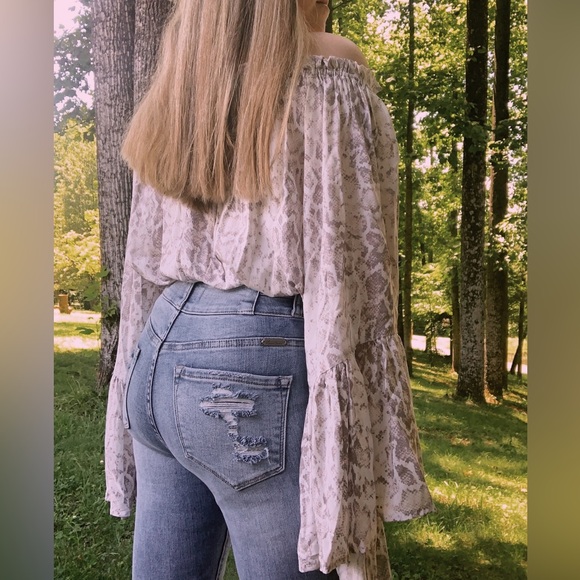 Off The Shoulder Cropped Snakeskin Flowy Top - Picture 5 of 6